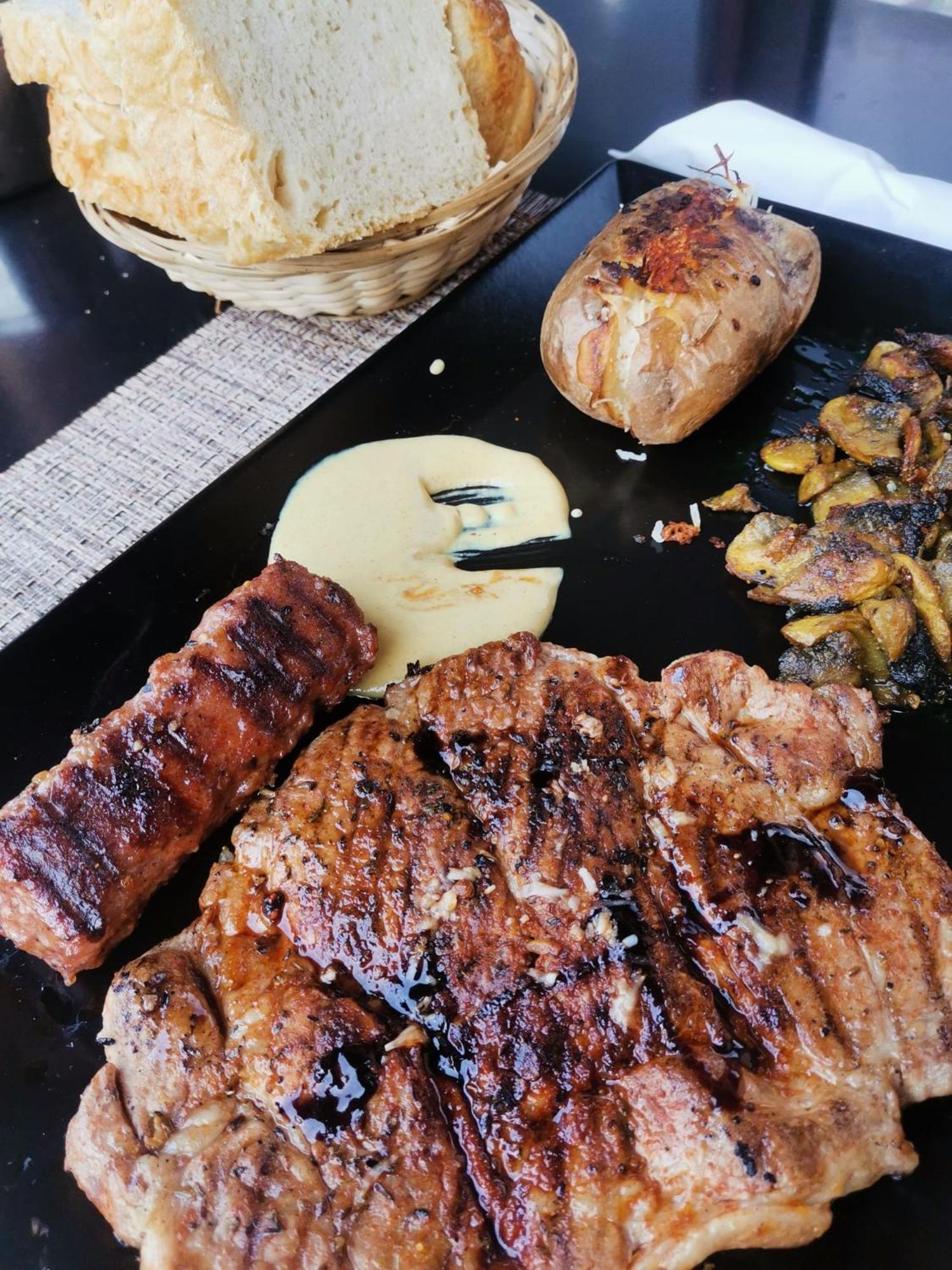 Pensiunea La Taverna Trăisteni 外观 照片