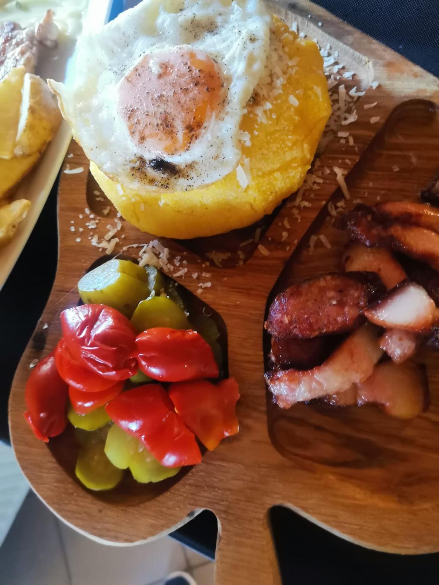 Pensiunea La Taverna Trăisteni 外观 照片
