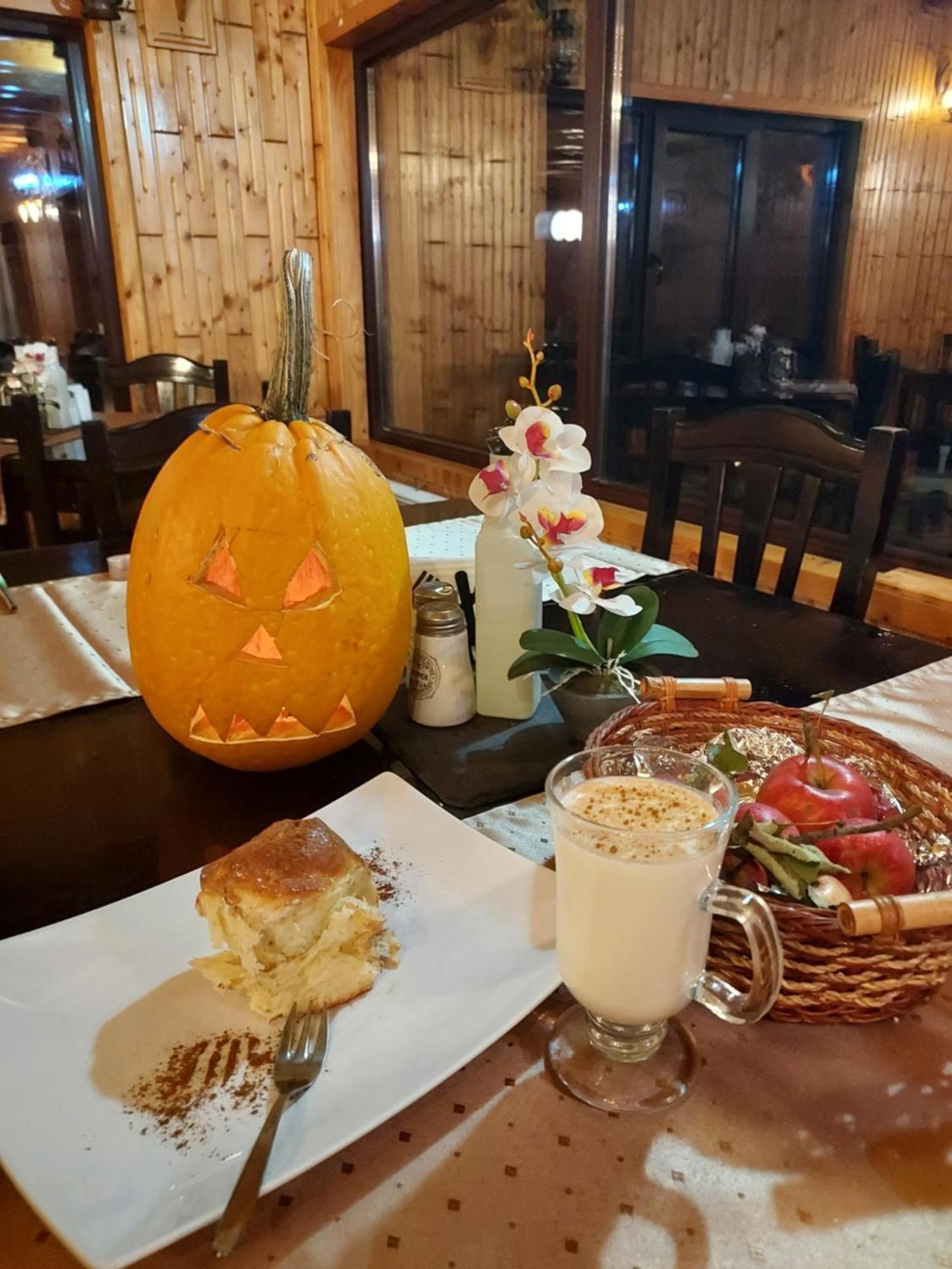 Pensiunea La Taverna Trăisteni 外观 照片